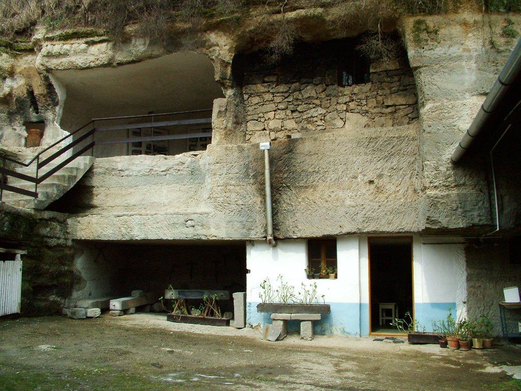 Skalné obydlia Brhlovce